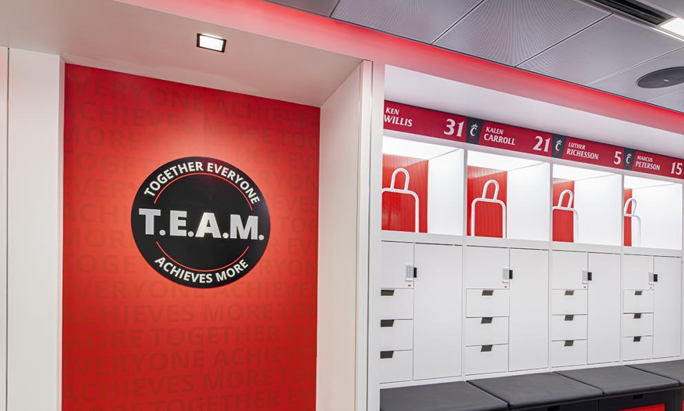 FLC44W_UC_LockerRoom_01